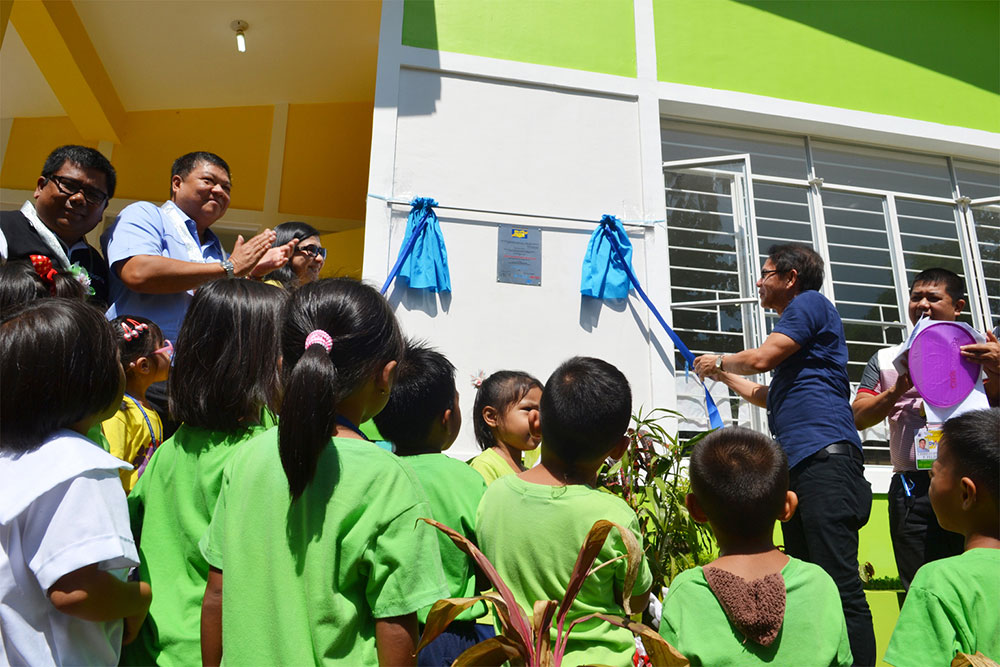 STA CRUZ MAYOR JOEL RAY LOPEZ unveils the plaque of partnership among Hedcor, Aboitiz Foundation, AGAPP Foundation, DepEd and the Municipality of Sta. Cruz.