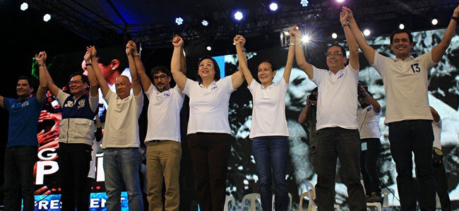 GRACE’S BETS. Presidential candidate Grace Poe raises the hands of her candidates for seats in Congress, Cagayan de Oro and Misamis Oriental during a rally in ipper Carmen on Wednesday night. Among her local bets are reelectionist Reps. Rolando Uy of the city’s 1st District (3rd from left) and Juliette Uy of the 2nd District of Misamis Oriental (4th from right), and gubernatorial candidate Villanueva Mayor Julio Uy (2nd from right). (PHOTO BY NITZ ARANCON)